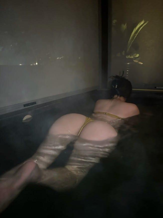 [微密圈]奶宝妹纸 &#8211; 夜晚的泳池 [24P10V-464MB]