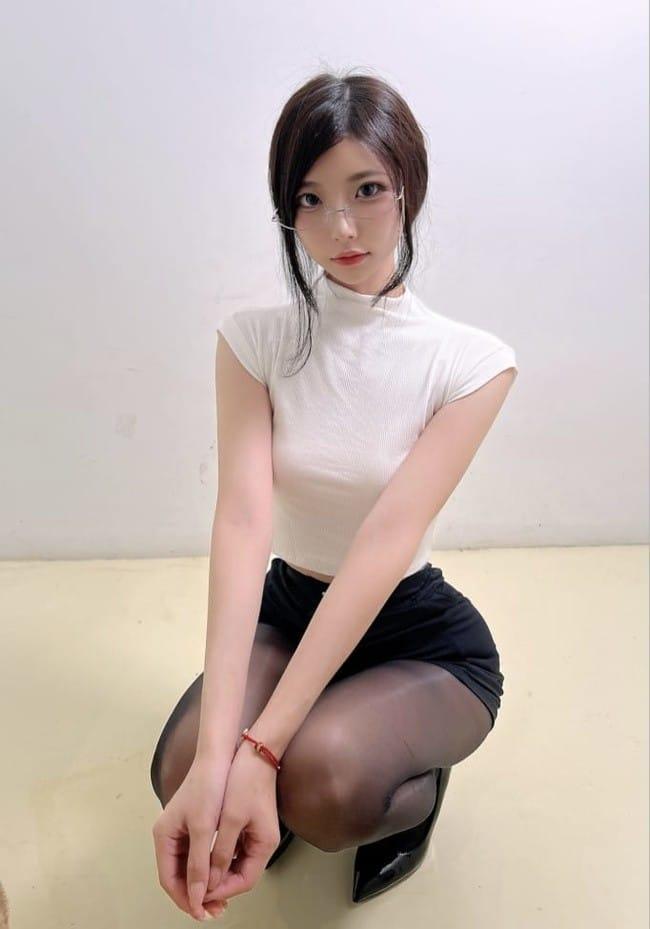 [微密圈]陈妮妮 &#8211; 诱惑的秘书 [14P-22M]